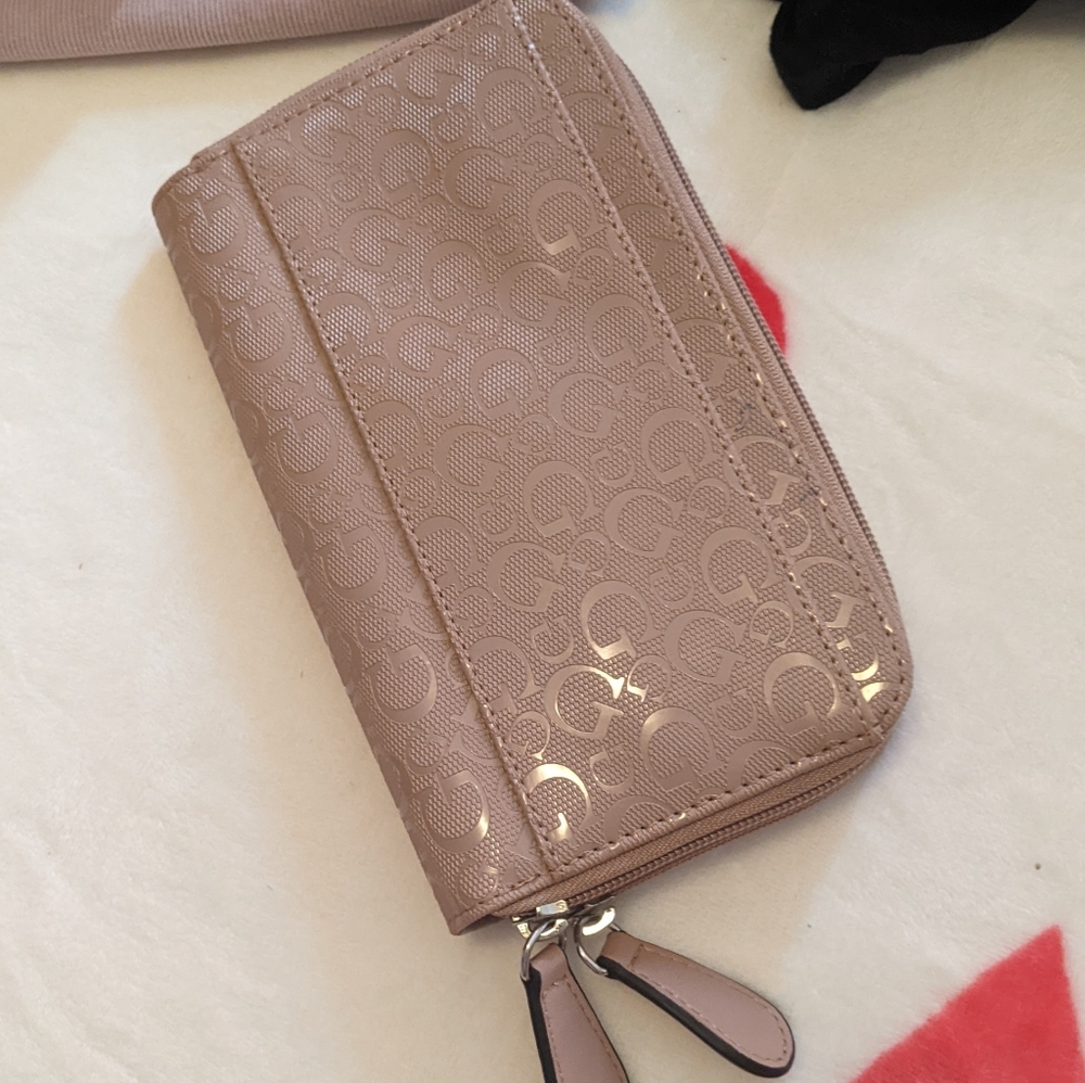 Guess Wallet - Picture 4 of 5